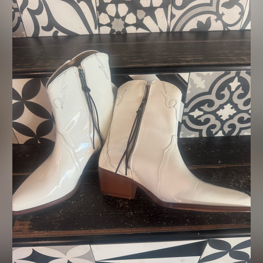 FREE PEOPLE “New Frontier Western Boots” White Ankle FUN FLATTERING FASHION 🤠